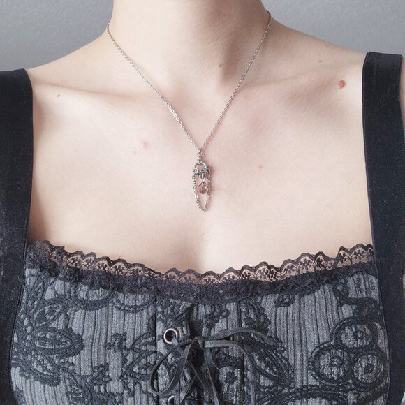 Gothic small & dainty chainmaille necklace with a purple diamond-shaped bead - Picture 2 of 7